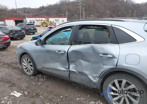 2022 Ford Escape Titanium z USA, uszkodzony, nr VIN 1FMCU9J94NUA14417